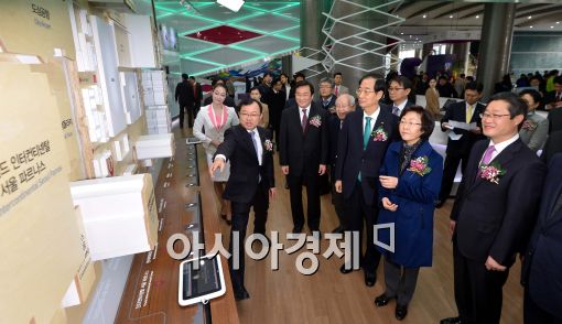 [포토]종합안내센터 둘러보는 한덕수 한국무역협회장