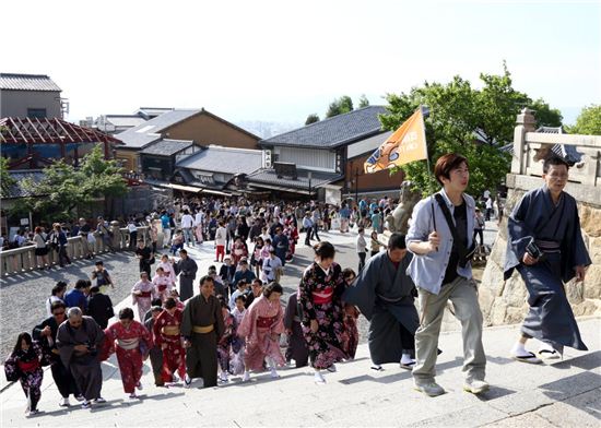 일본 전통의상 기모노를 입은 중국인 관광객들이 교토를 둘러보고 있다. 사진=블룸버그