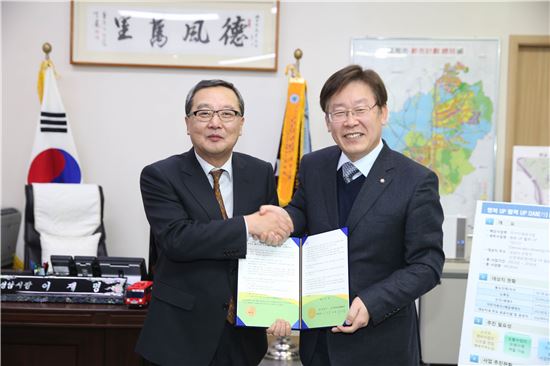 2014년 이재영 한국토지주택공사(LH) 당시 사장(왼쪽)과 이재명 당시 성남시장이 업무협약을 맺은 후 악수하고 있다. 이재명 대통령이 성남시장으로 있던 2013년 시와 LH는 판교 재개발 이주단지 임대주택을 둘러싸고 크게 갈등을 빚은 적이 있다. LH 제공