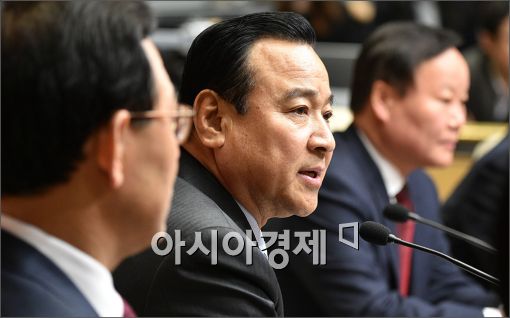 이완구 "정부 대책 비정규직 양산할 수도" 부정적 견해