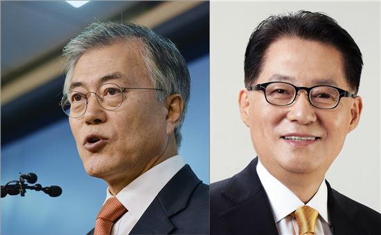 2015년 새정치민주연합 당 대표 자리를 놓고 경쟁했던 문재인 전 대통령과 박지원 전 국가정보원장.