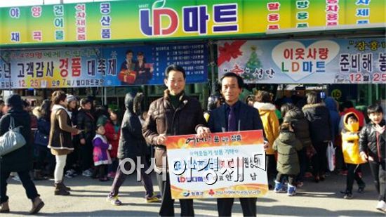 장흥군 LD마트 안정남 대표가  어린이들에게 크리스 마스 선물을 전달했다. 