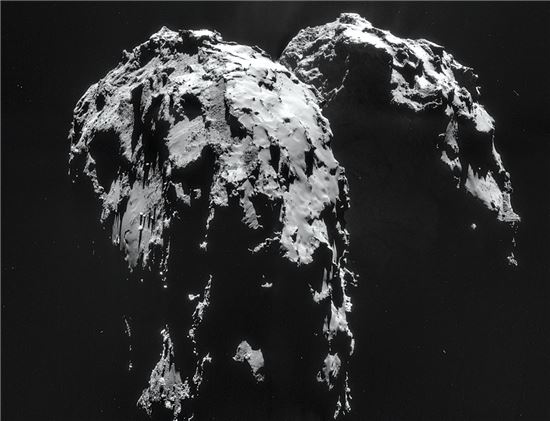 ▲로제타와 필레가 탐험하고 있는 '67P/추류모프-게라시멘코' 혜성.[사진제공=ESA] 