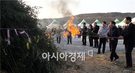 함평군번영회(회장 김성모)는 30일 대동면 동함평일반산단 조성부지 내에서 ‘군민 화합 한마당 큰잔치’를 개최했다.
