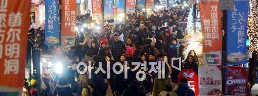 [포토]연말 분위기 만끽하는 시민들