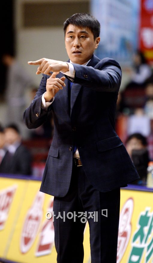 [포토]작전 지시하는 삼성 이상민 감독