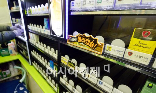 [포토]담뱃값 인상 하루 앞두고…텅빈 담배 진열대