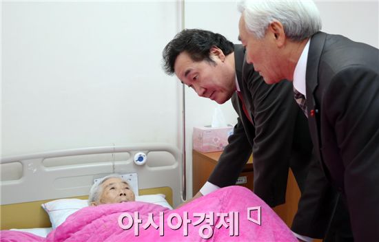 [포토]어르신들 위로·격려하는 이낙연 전남도지사 