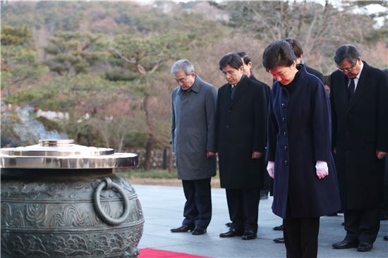 朴대통령, 새해 첫 일정으로 국립현충원 참배