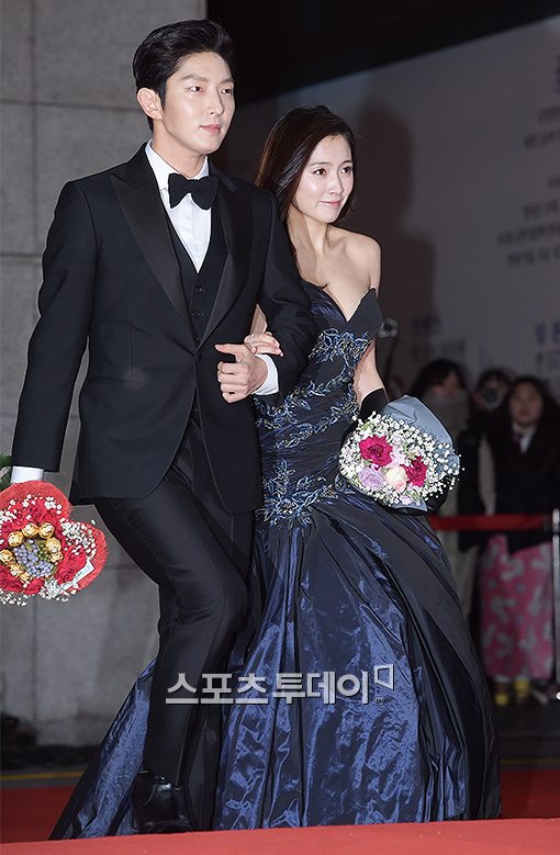 KBS 연기대상 시상식에서 남상미(오른쪽)가 드라마 '조선총잡이'에서 호흡을 맞춘 이준기와 함께 레드카펫을 걸어가고 있다.