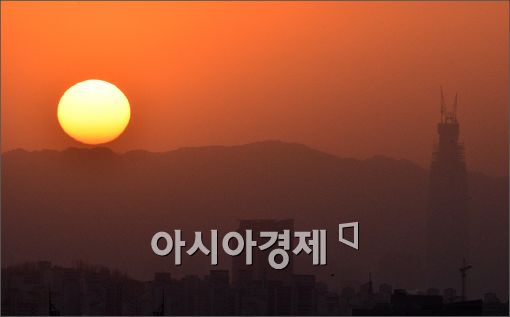 [포토]서울하늘 붉게 물들이는 첫 일출
