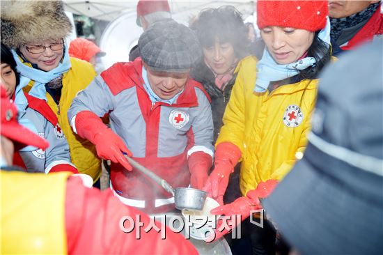 [포토]을미년 새해  떡국 배식하는 윤장현 광주시장