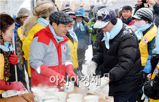 [포토]등산객들에게 떡국배식하는 윤장현 광주시장