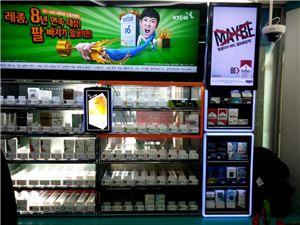 담뱃세가 2000원 인상된 1월1일 오전 편의점 담배 판매 진열대가 텅 비어 있다. 담뱃값 인상전 미리 담배를 구매하려는 소비자들로 물량이 소진됐기 때문이다. 