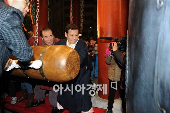 윤장현 광주광역시장은 민주의 종각(국립아시아문화전당 앞)에서 2015 을미년 새해를 맞아 시민 화합과 시정 발전을 기원하는 민주의 종 타종행사를 열고 각계각층의 시민대표와 함께 민주의 종을 33번 타종했다.사진제공=광주시 