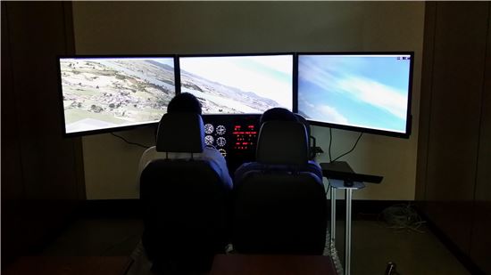  유스카이항공과  브이알인사이트가 개발한 ‘조종사모의비행장치’를 시험 및 테스트 하는 장면
