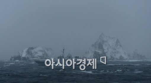 [포토]독도에서 기동경비작전 펼치는 세종대왕함 