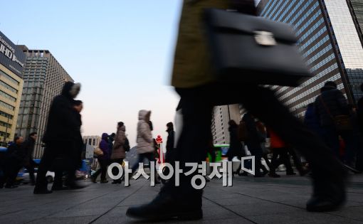 대기업이 밀집한 서울 광화문 네거리에서 시민들이 출근하고 있다.