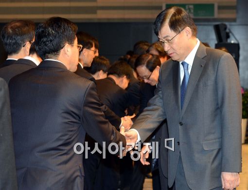 [포토]임직원들과 인사 나누는 홍기택 산업은행 회장