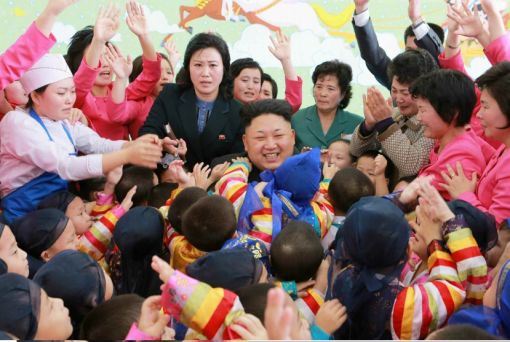 새해 첫날인 1일 평양 육아원 애육원 방문한 김정은 국방위원회 제 1위원장이 아이들을 안고 있다.