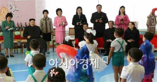 1일 평양육아원애육원을 방문한 김정은의 지도를 앉아서 듣고 있는 김여정 노동당 부부장(맨 오른쪽)