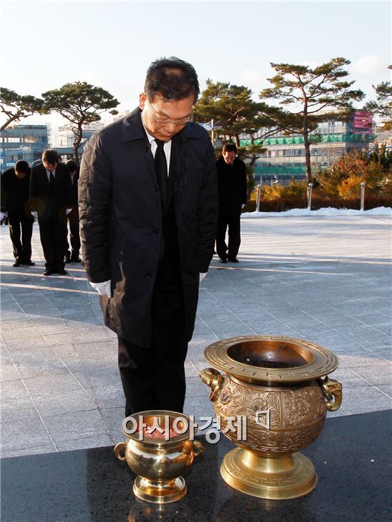 장만채 전남도교육감, 현충탑 참배로 새해 업무 시작