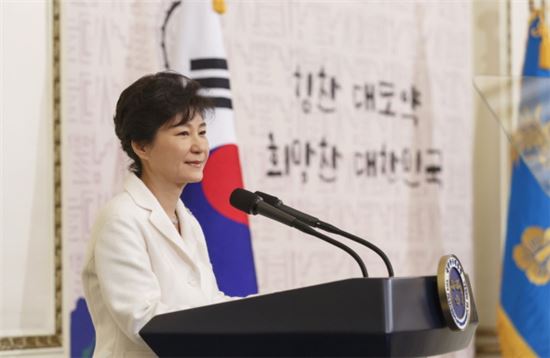 박근혜 대통령이 2일 오후 청와대에서 열린 2015년 신년 인사회에 참석, 인사말을 하고 있다.(사진제공 : 청와대)