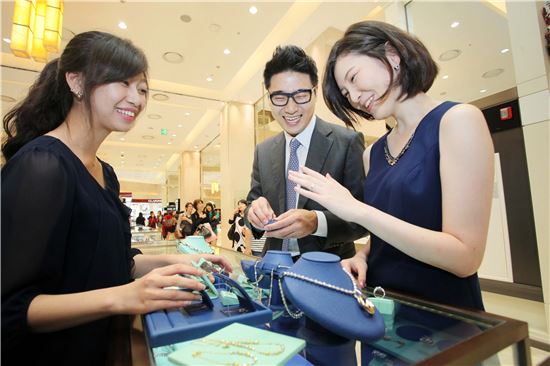 신세계百, 혼수 앞세워 불황 탈출 나선다