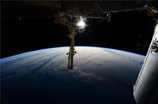 ▲부치 우주비행사가 촬영한 우주에서의 일출.[사진제공=NASA/부치]