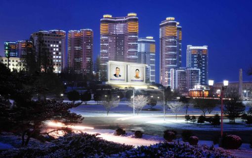 평양시 고층 아파트 야경.북한 정권은 시혜차원에서 고층 아파트를 건설하고 있다.