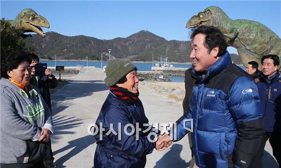 [포토] ‘가고싶은 섬 가꾸기’에 바쁜 이낙연 전남도지사