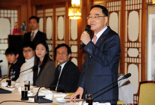 鄭 총리, 새해 첫 주말 소통행보…영화'국제시장'관람·대화의 시간