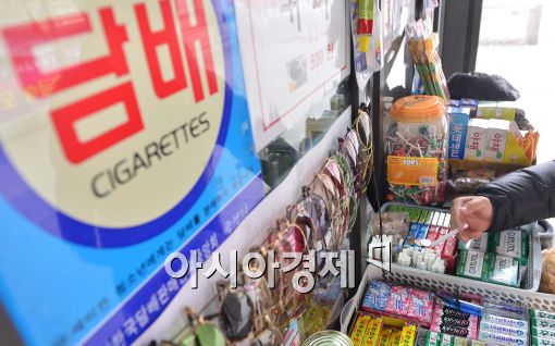 담배가격이 오른뒤 시내가판대에서 한 시민이 개비담배를 구매하고 있다.<자료사진>