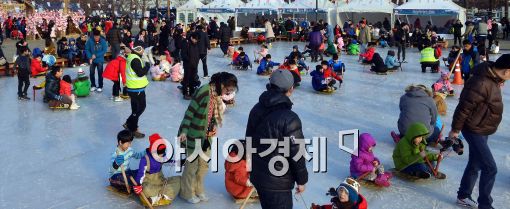 [포토]포근한 날씨 속 썰매장 인파