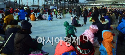 [포토]썰매타는 시민들