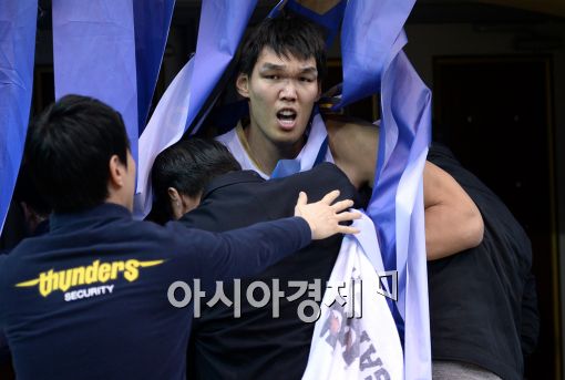 KBL ,관중과 시비붙은 하승진에게 견책징계…처벌 수위 '최저'