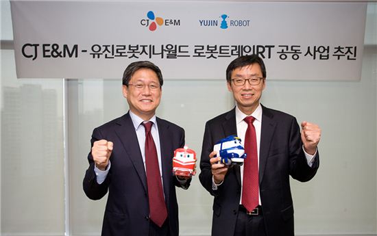 김성수 CJ E&M 대표(왼쪽)와 신경철 유진로봇 지나월드 대표가 기념촬영을 하고 있다. 