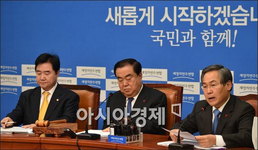 문희상 새정치민주연합 비상대책위원장(가운데)과 우윤근 원내대표(오른쪽).