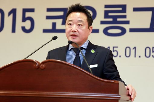 이웅열 코오롱 회장이 5일 과천 코오롱타워 대강당에서 열린 시무식에서 '타이머 2015'를 올해의 경영지침으로 선언하고 있다.