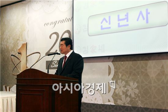 ㈜김가네 김용만 회장은 지난 2일 오후 신년 시무식을 통해 “올해로 창립 21주년을 맞이한 김가네는 내실을 굳건히 다지고, 모든 부분에서 체질개선을 실시 할 것”이라고 밝혔다.
