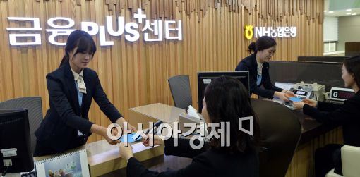 [포토]광화문 NH농협금융 PLUS+ 센터 개점, 통장 개설하는 시민들