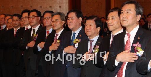 [포토]2015 범금융기관 신년인사회 개최. 국민의례하는 참석자들