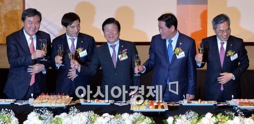 [포토]건배 외치는 범금융기관 수장들