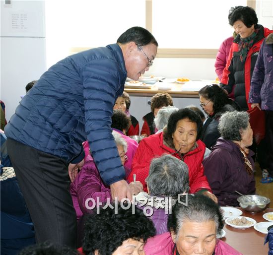 전남 함평군 학교면사무소(면장 채대섭)은 5일 분회경로당에서 관내 어르신 300여 명에게 무료급식을 실시했다.
