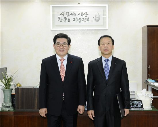 김기동 광진구청장(왼쪽)으로 부터 광진구 부구청장 발령장은 받은 박기호 부구청장 
