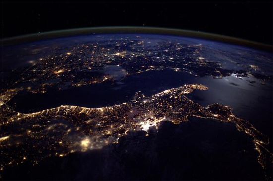 [스페이스]길게 드러누운 밤…우주에서 본 나일강과 이탈리아