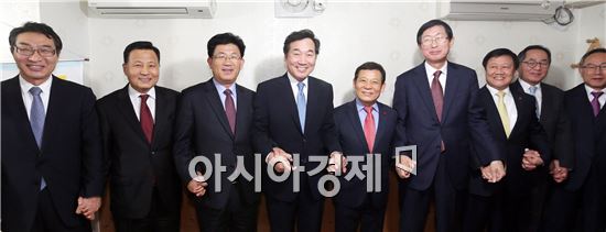 이낙연 전남도지사와 윤장현 광주광역시장, 조환익 한국전력공사 사장, 강인규 나주시장, 김영선 전남행정부지사, 우기종 전남정무부지사, 우범기 광주경제부시장, 박규호 한국전력 국내부사장, 박정근 한국전력 해외부사장 등이 5일 저녁 나주 한 식당에서 열린 빛가람혁신도시 상생협력 간담회에 앞서 상호 공동 노력할 것을 다짐하고 있다. 사진제공=전남도
