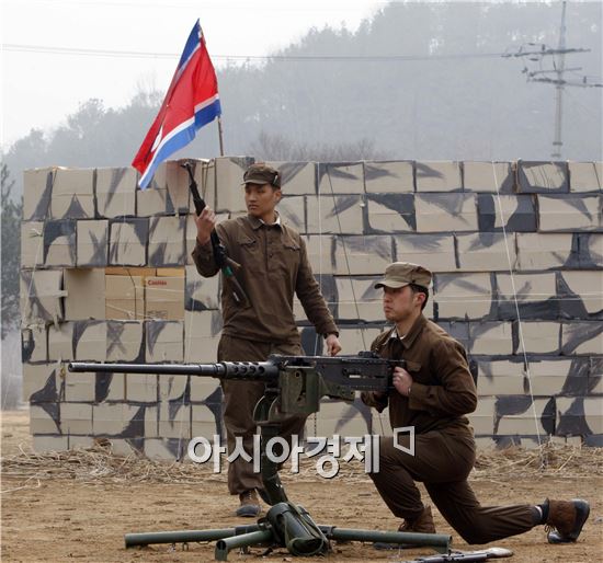 북한의 특수전부대는 최근 전시상황에 대기할 수 있는 침투대기시설을 북측 땅굴입구 인근과 비무장지대(DMZ) 등 전방 전지역에 걸쳐 구축한 것으로 나타났다.