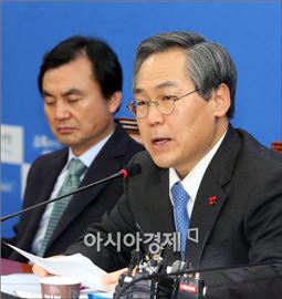 '13월 세금폭탄' 우윤근 "저희도 책임 있다" 자성