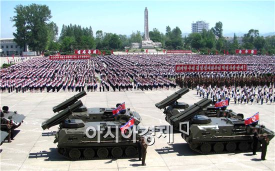 북한군 병력은 2012년 국방백서에 비해 1만여명 늘어난 것으로 같은 기간 우리 국군병력이 63만9000명에서 63만명으로 9000명 줄어든 것과는 대조적이다.             